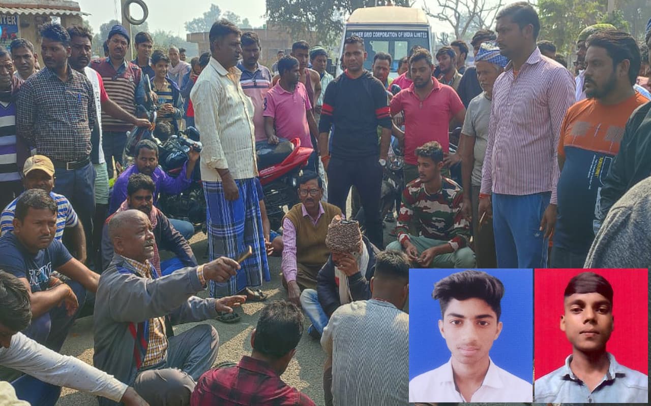 Jharkhand News: एक बाइक पर चार लड़कों को सफर करना पड़ा महंगा, ट्रक की चपेट में आने से दो की मौत