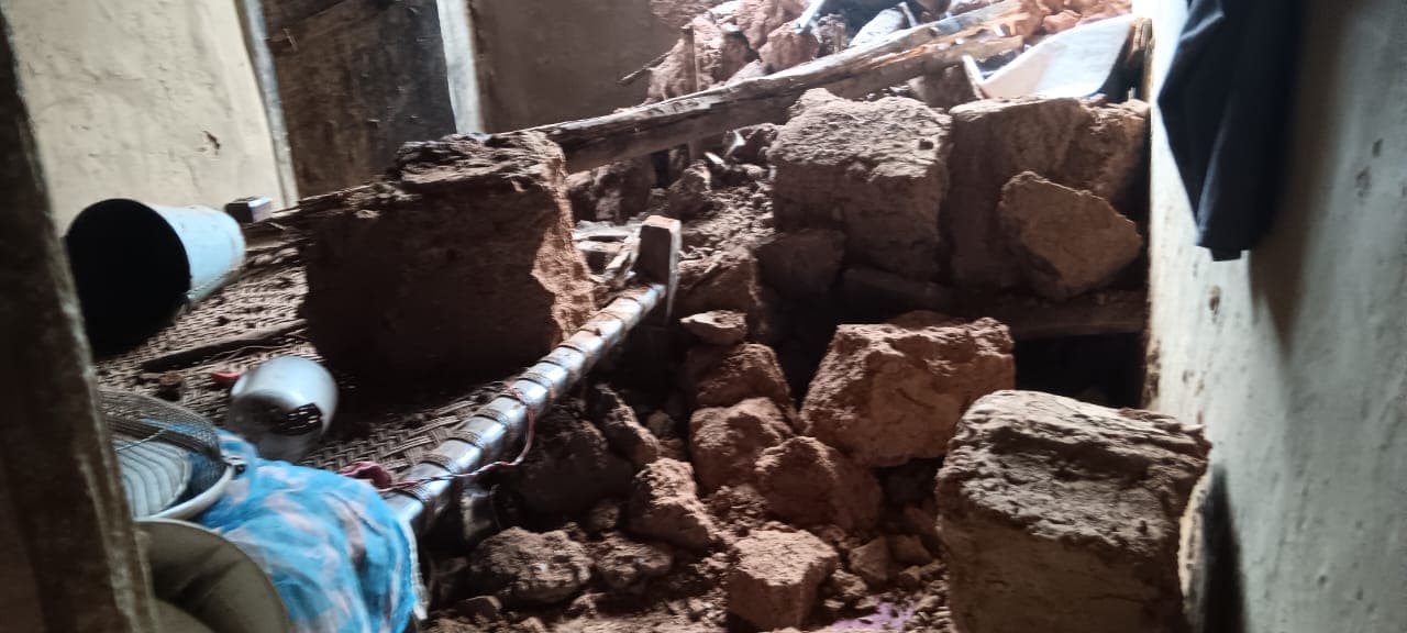 कोडरमा में लगातार बारिश से मिट्टी का मकान गिरने से एक की मौत, 15 लाख रुपए, सरकारी नौकरी व पीएम आवास की मांग