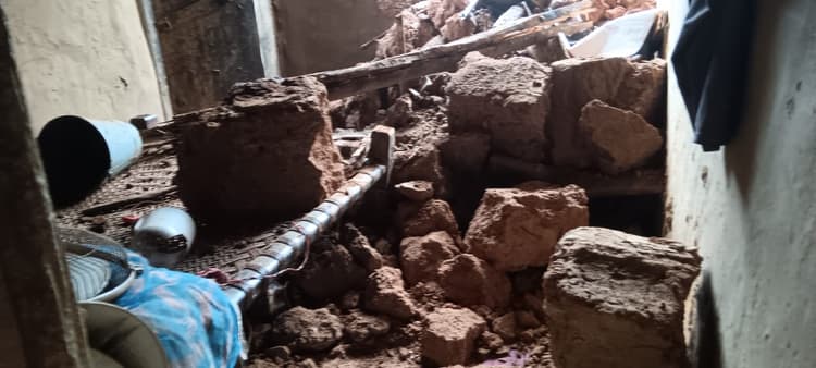 कोडरमा में लगातार बारिश से मिट्टी का मकान गिरने से एक की मौत, 15 लाख रुपए, सरकारी नौकरी व पीएम आवास की मांग