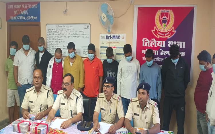 Jharkhand News: जुआ खेलते कोडरमा के डोमचांच नगर पंचायत उपाध्यक्ष सहित 12 गिरफ्तार, एक आरोपी थाना से फरार