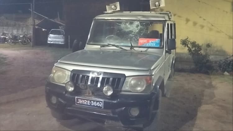 कोडरमा में पुलिस टीम पर किसने किया जानलेवा हमला, बाल-बाल बचे जयनगर थानेदार, पांच पुलिसकर्मी घायल, 25 के खिलाफ FIR, सरकारी शिक्षक गिरफ्तार