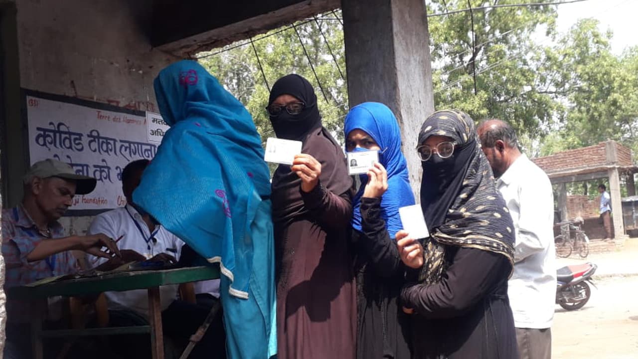Jharkhand Panchayat Chunav: झारखंड पंचायत चुनाव शांतिपूर्ण संपन्न, 69 फीसदी से अधिक हुई वोटिंग Jharkhand Panchayat Chunav: झारखंड पंचायत चुनाव शांतिपूर्ण संपन्न, 69 फीसदी से अधिक हुई वोटिंग