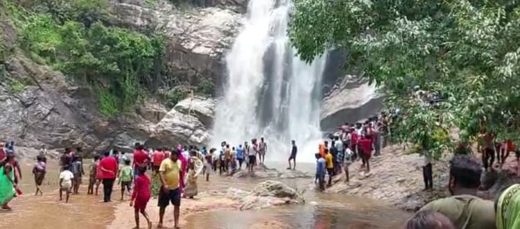 झारखंड के वृंदाहा वाटर फॉल में डूबे बिहार के 2 युवकों के शव को गोताखोरों ने निकाला,परिजनों का रो-रोकर बुरा हाल
