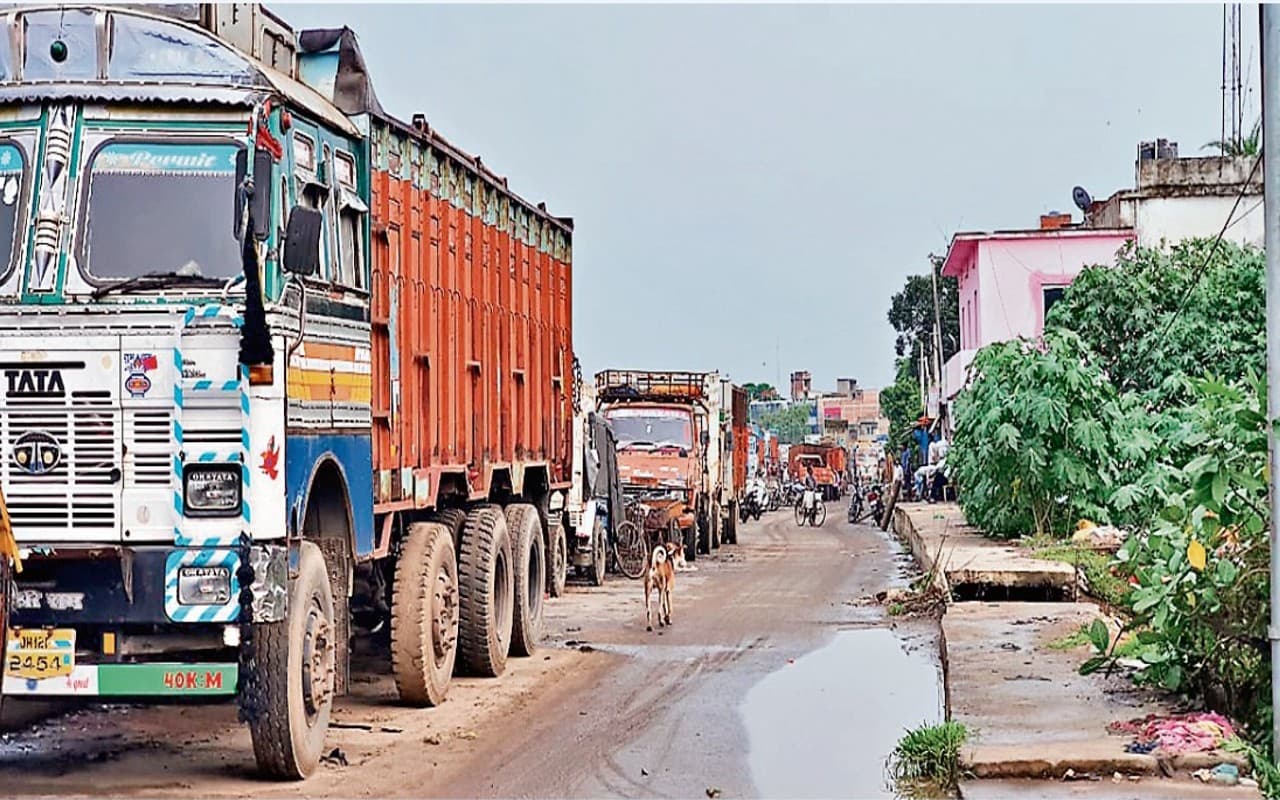 कोडरमा शहर के सर्विस रोड पर वाहन वालों का कब्जा, कैसे जायें?