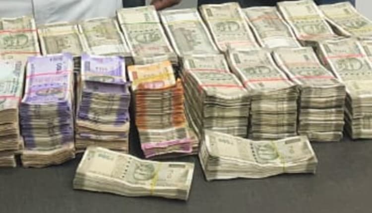 कोलकाता में हवाला कारोबार, तीन जगहों से 96.75 लाख रुपये जब्त, तीन गिरफ्तार