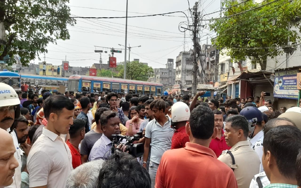 कोलकाता में बच्ची की हत्या को लेकर हंगामे के बाद इलाके की स्थिति शांतिपूर्ण कोलकाता में बच्ची की हत्या को लेकर हंगामे के बाद इलाके की स्थिति शांतिपूर्ण