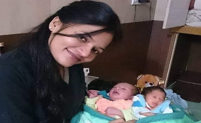 बेमिसाल : जुड़वा बेटियों के पैदा होते ही मां ने ठुकराया तो डॉक्टर ने लिया गोद, फिर खुद की शादी के लिए रखी शर्त