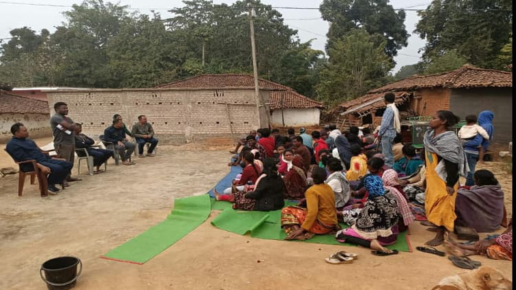 युवाओं ने लिया गुमला के कोनकेल को आदर्श गांव बनाने का संकल्प,शराब बेचने-पीने व जंगल काटने पर लगायी पाबंदी