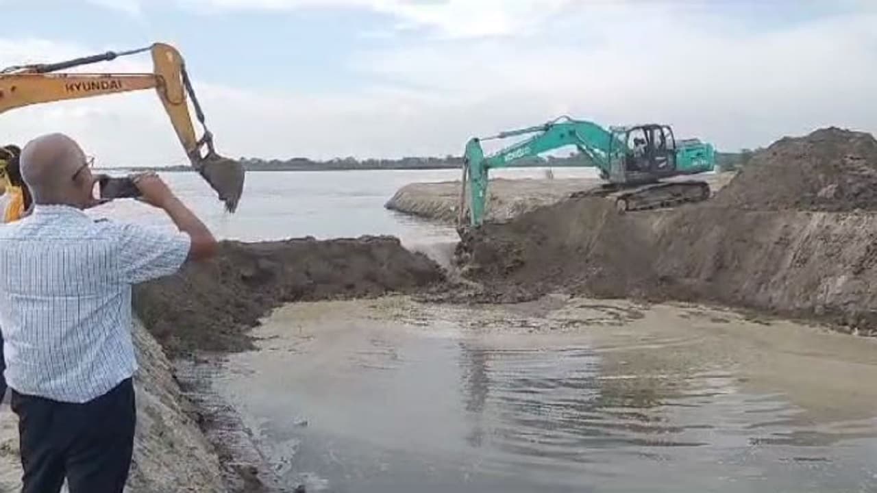 बिहार की नदियों में उफान से बढ़ी परेशानी , भागलपुर में कटाव का कहर, गोपालगंज में पायलट चैनल को खोला गया