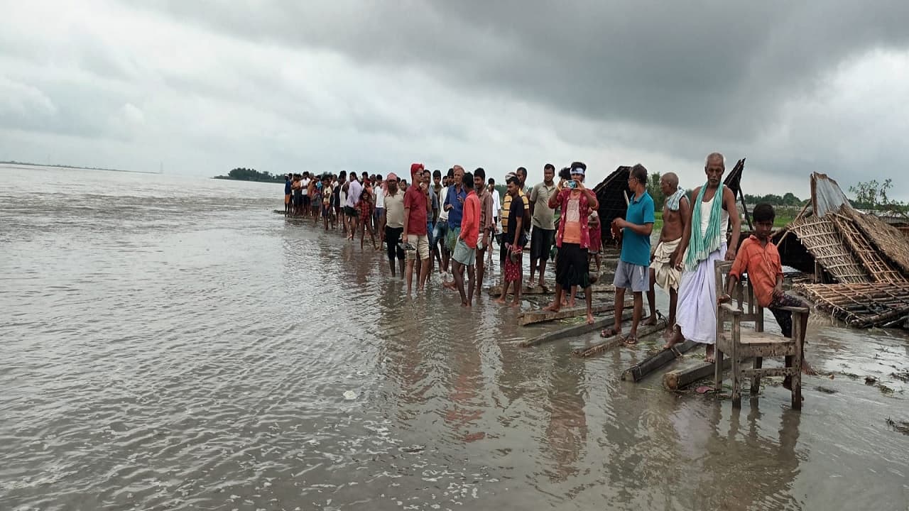 PHOTOS: बिहार में कोसी से मची तबाही का देखिए नजारा, 100 से अधिक परिवारों के आशियाने नदी में समाए