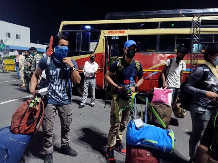 राजस्थान से 1100 से अधिक मजदूर व तीर्थयात्री विशेष ट्रेन से पहुंचे कोलकाता, फूलों से हुआ स्वागत