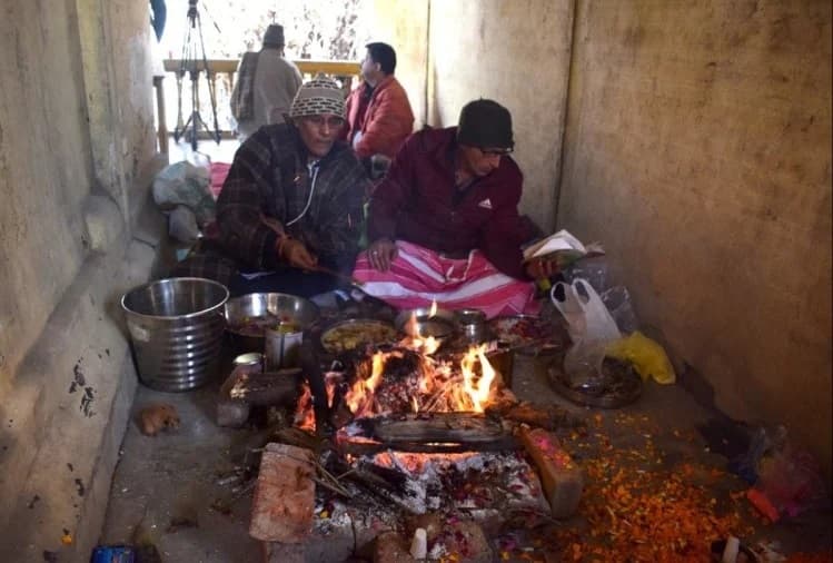 कश्मीर के बंद मंदिर में 31 साल बाद गूंज उठी घंटियां, मंत्रोच्चार और प्रज्ज्वलित हुई हवन की अग्नि