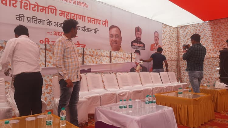 Agra: CM की फोटो न होने पर क्षत्रिय समाज ने पोस्टर फाड़ा, महाराणा प्रताप की प्रतिमा का होना था अनावरण