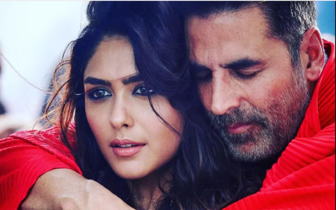 Kudiyee Ni Teri: मृणाल ठाकुर संग पंजाबी डांस नंबर पर थिरकते दिखे अक्षय कुमार, सेल्फी का नया गाना वायरल