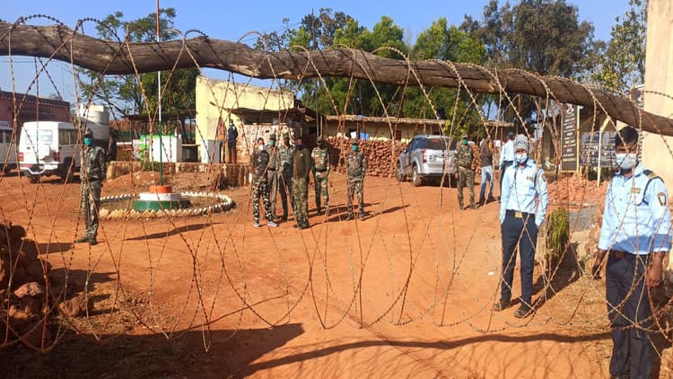 30 नक्सलियों के खिलाफ गुमला के कुजाम माइंस कैंप पर हमला मामले में FIR, नक्सलियों को घेरने में जुटी पुलिस