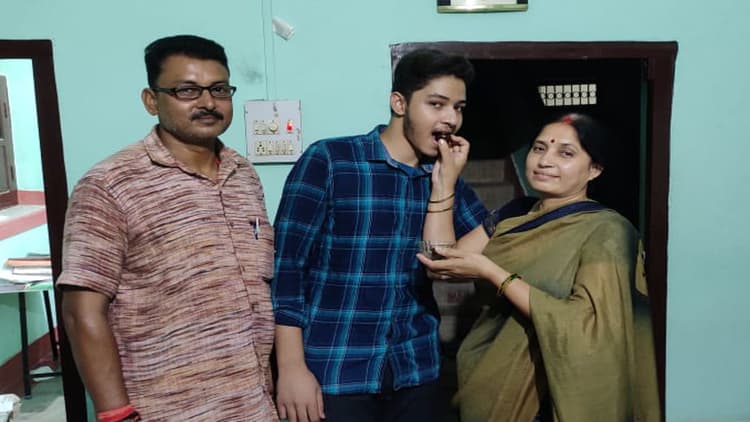 ICSE 10th Result 2022: IAS बनकर लोगों की सेवा करना चाहता है पलामू के सेक्रेड हर्ट स्कूल का टापर आर्यन