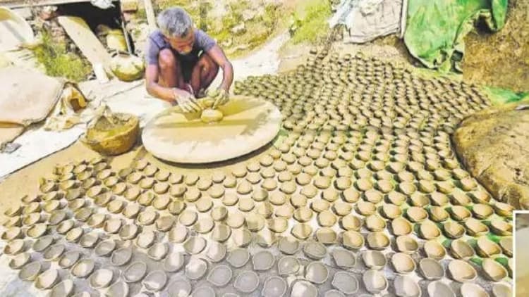 Bihar: दिवाली में दीयों की बिक्री से पूरे साल चलता था कुम्हारों का घर,अब चाइना झालरों की वजह से बदला पेशा