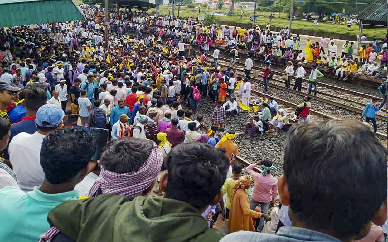 बंगाल में कुर्मी समुदाय ने प्रशासन से बातचीत के बाद ‘रेल रोको’ आंदोलन लिया वापस बंगाल में कुर्मी समुदाय ने प्रशासन से बातचीत के बाद ‘रेल रोको’ आंदोलन लिया वापस