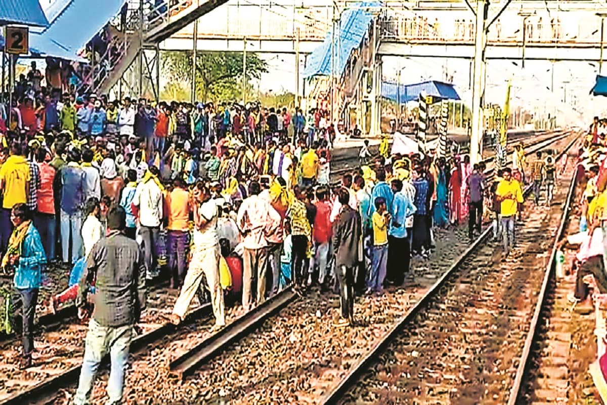 कुड़मी आंदोलन: पांचवें दिन आंदोलन में नरमी के संकेत, कुस्तौर में रेलवे ट्रैक से हटा अवरोध, कोटशिला में शुरू कुड़मी आंदोलन: पांचवें दिन आंदोलन में नरमी के संकेत, कुस्तौर में रेलवे ट्रैक से हटा अवरोध, कोटशिला में शुरू