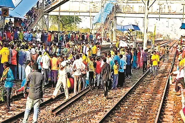 कुड़मी आंदोलन: पांचवें दिन आंदोलन में नरमी के संकेत, कुस्तौर में रेलवे ट्रैक से हटा अवरोध, कोटशिला में शुरू