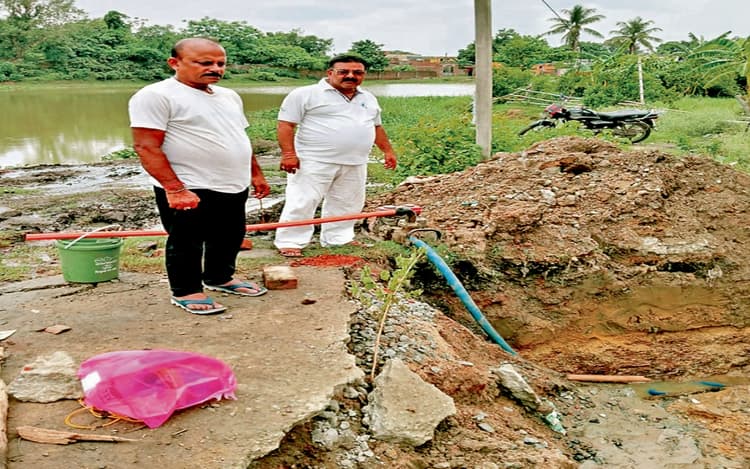 धनबाद के चिरकुंडा में पाइप फटने से नहीं मिल रहा पीने का पानी, तीन दिनों से लोग परेशान