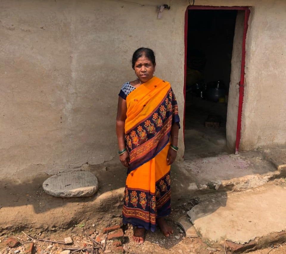 असहाय महिला को 'सिस्टम' ने कागजों पर मार दिया, पेंशन के लिए दर-दर भटक रही महिला, राशन कार्ड भी नहीं, खाने के पड़े लाले