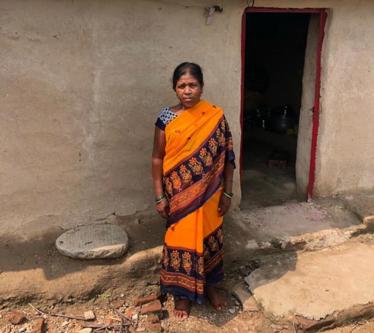 असहाय महिला को 'सिस्टम' ने कागजों पर मार दिया, पेंशन के लिए दर-दर भटक रही महिला, राशन कार्ड भी नहीं, खाने के पड़े लाले