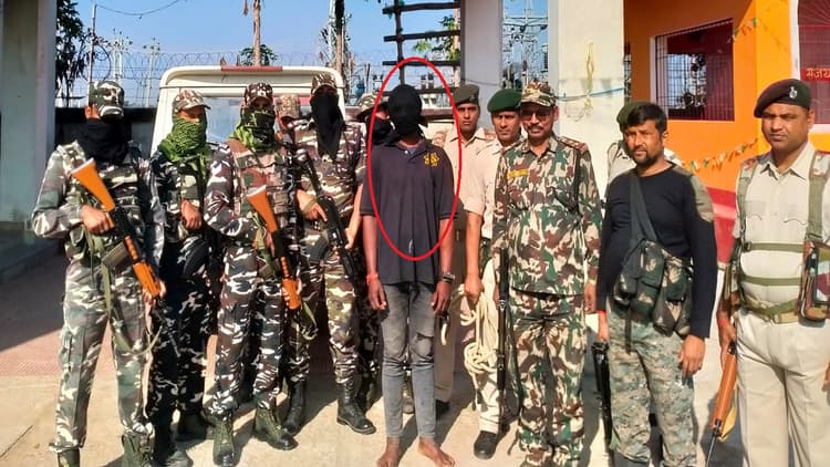 Bihar: लखीसराय में हार्डकोर नक्सली डोमन कोड़ा गिरफ्तार, ट्रेन व स्कूल भवन पर बम से हमले का आरोपी