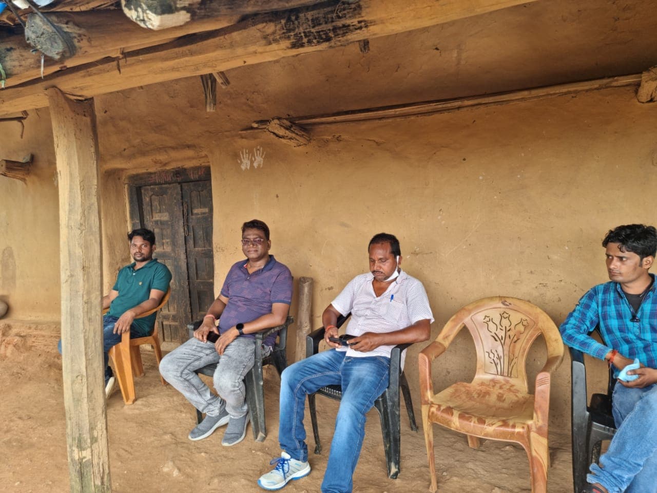 आजादी के 7 दशक बाद उग्रवाद प्रभावित अमन गांव पहुंचे पदाधिकारी,ग्रामीणों के चेहरे खिले,अब भी बदलेगी तस्वीर !