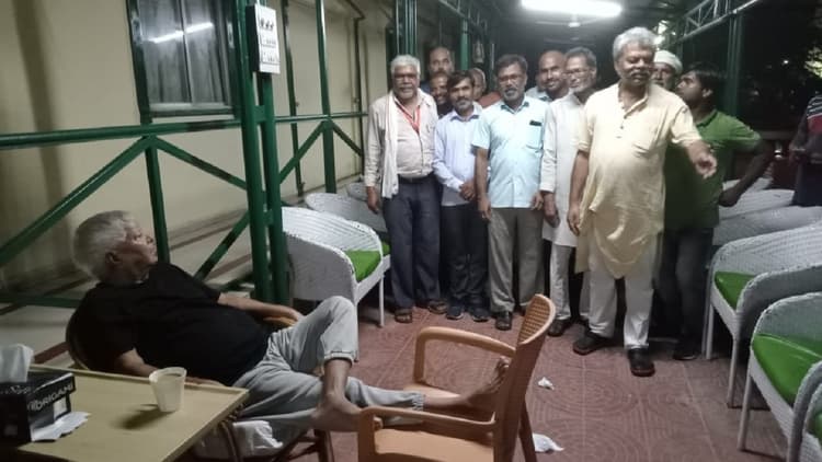 PHOTOS: ऑटो हड़ताल के बीच लालू यादव के पास पहुंचा चालक संघ, पटना में सिर पर सामान लेकर जाते रहे लोग..