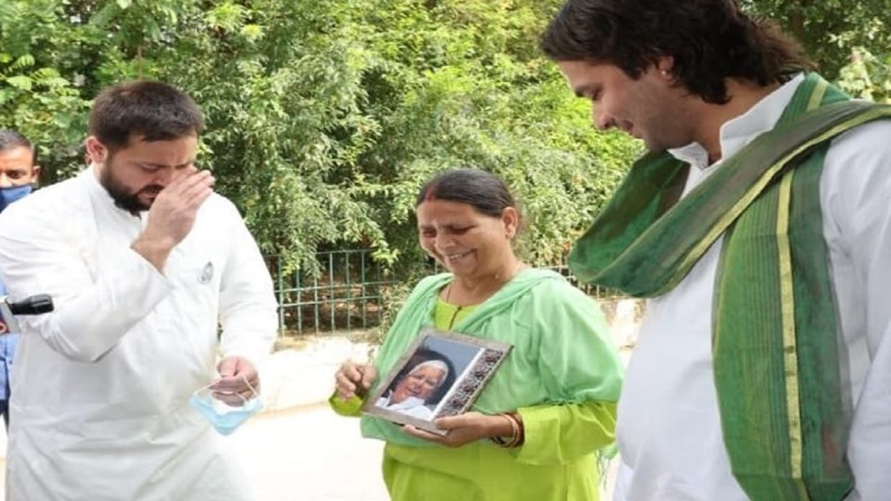 राबड़ी आवास पर खुशियों का शुक्रवार: इफ्तार की दावत से ठीक पहले लालू यादव को मिली जमानत राबड़ी आवास पर खुशियों का शुक्रवार: इफ्तार की दावत से ठीक पहले लालू यादव को मिली जमानत