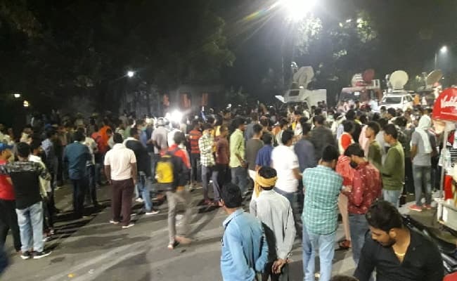 बिहार चुनाव 2020 परिणाम : आरजेडी कार्यकर्ताओं ने नहीं की आतिशबाजी, लेकिन… बिहार चुनाव 2020 परिणाम : आरजेडी कार्यकर्ताओं ने नहीं की आतिशबाजी, लेकिन…