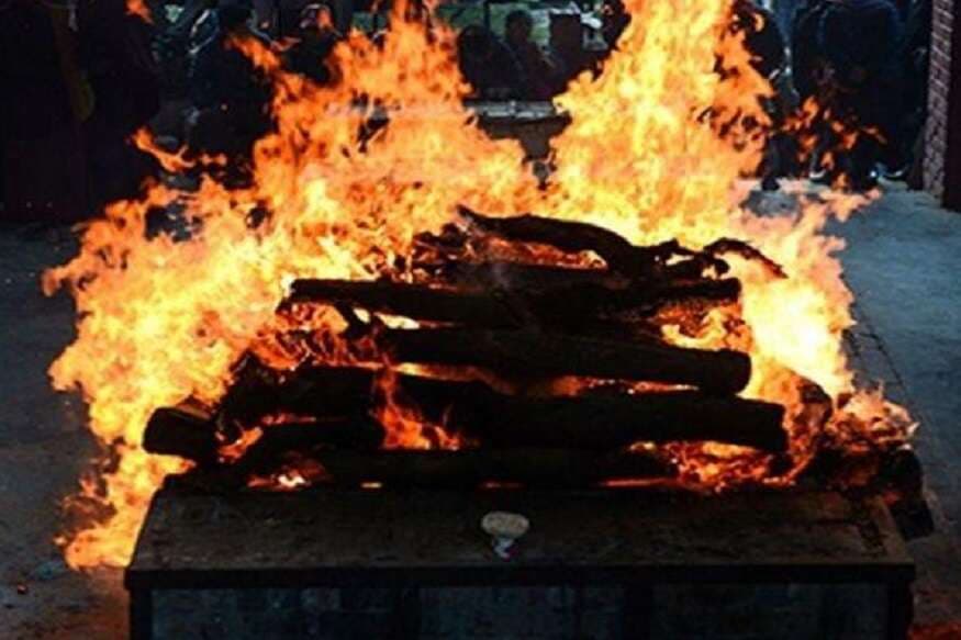 कोरोना से मरनेवालों का अंतिम संस्कार करनेवाला कल्लू बिना सूचना के भागा