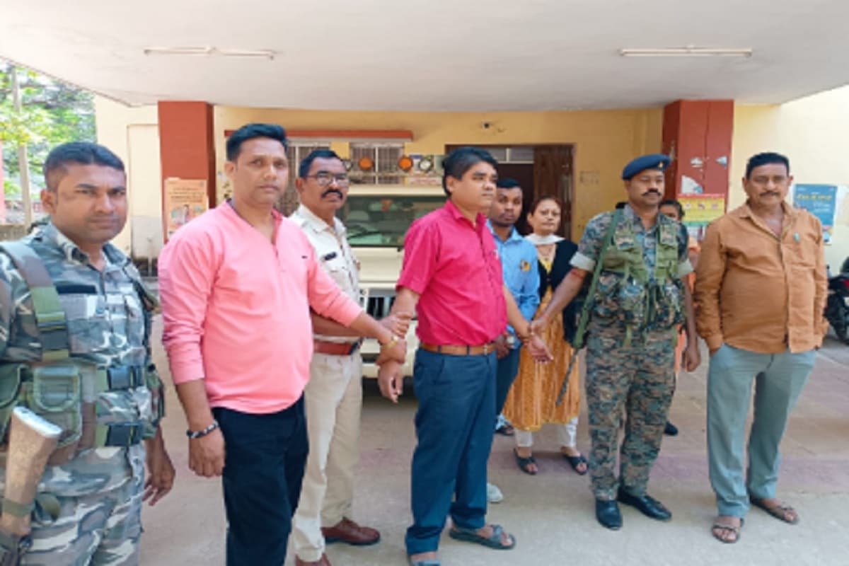 लातेहार में ACB की बड़ी कार्रवाई, एलआरडीसी के पेशकार विपिन किशोर एक्का रिश्वत लेते गिरफ्तार