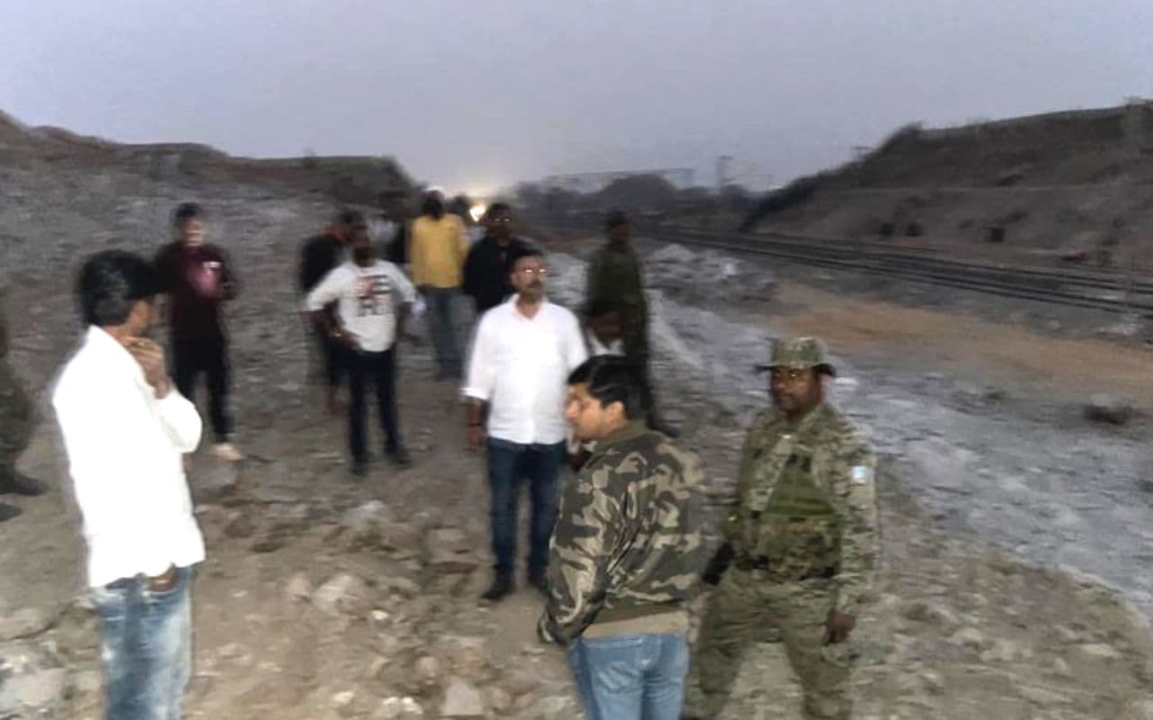 Jharkhand Crime News: लातेहार में टोरी-शिवपुर रेलवे लाइन निर्माण साइट पर गोलीबारी, दल-बल के साथ पहुंचे एसडीपीओ