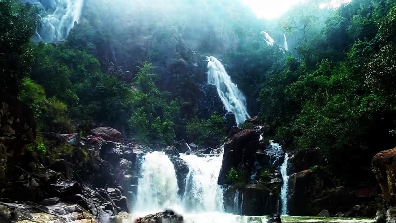 पर्यटकों का मन मोहती झारखंड के सबसे ऊंचे लोध फॉल की खूबसूरती, नये साल का जश्न मनायें, लेकिन बरतें ये सावधानी पर्यटकों का मन मोहती झारखंड के सबसे ऊंचे लोध फॉल की खूबसूरती, नये साल का जश्न मनायें, लेकिन बरतें ये सावधानी