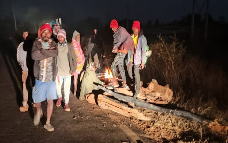 Jharkhand News: हाथियों के डर से लातेहार के सैकड़ों ग्रामीण छोड़ रहे घर, ठंड में बच्चों को हो रही परेशानी