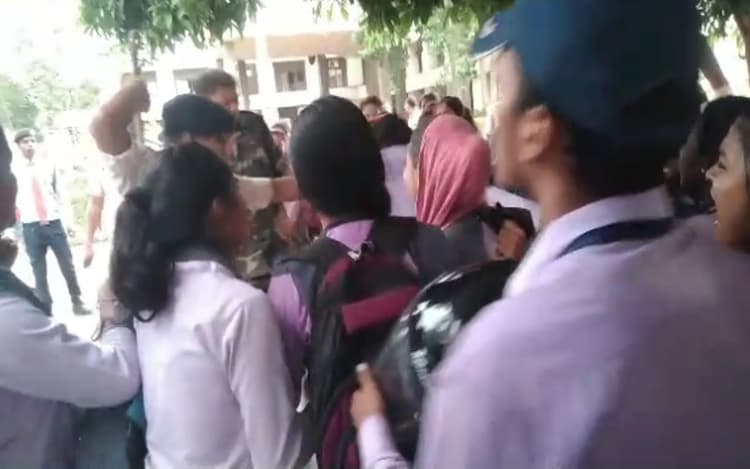 झारखंड : रांची में जैक 11वीं के रिजल्ट से असंतुष्ट छात्रों का प्रदर्शन, पुलिस ने भांजी लाठियां