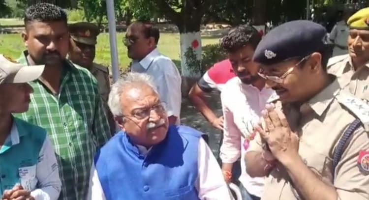बीजेपी नेता लक्ष्मीकांत वाजपेयी को पुलिस ने रोका, भड़क कर बोले- फकीरी छोड़ दी तो जान बचाना भारी पड़ जाएगा