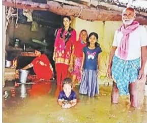 पहले दबंगों ने घर से किया बेघर, अब बाढ़ से हो रहे तबाह