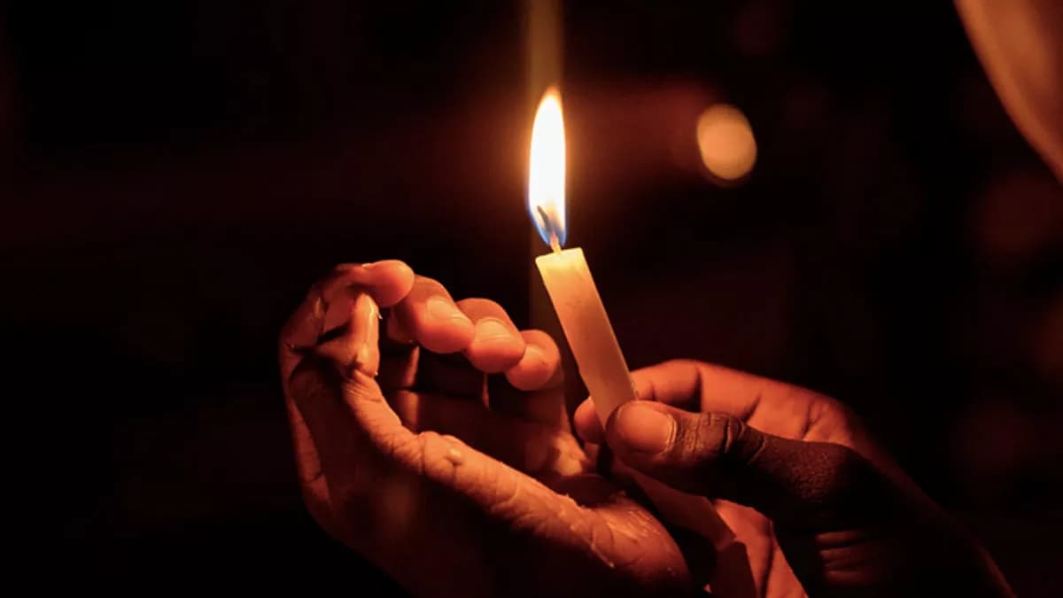 बरेली में तेज हवा से बिजली गुल, लोगों को छतों पर गुजारनी पड़ी रात, फोन स्विच ऑफ कर चैन की नींद सोते रहे अफसर