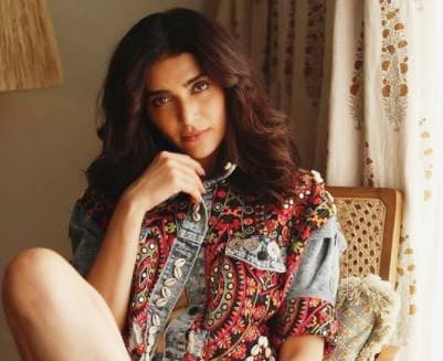 बेडरूम फोटोशूट के बाद करिश्मा तन्ना ने इन तसवीरों से फैंस को बनाया दीवाना, Valentine Day पर शेयर की जबरदस्त Bold Photos