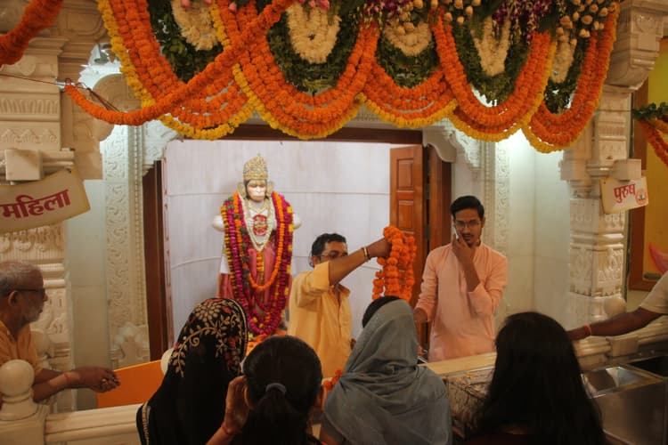 Lucknow: नवाबों के शहर लखनऊ में अब हवा में झूलते हुए उठांए खाने का आनंद, खुल गया है Sky Dining रेस्टोरेंट