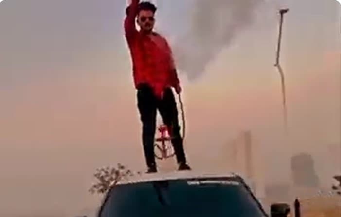 Lucknow Video: राजधानी में युवक का कारनामा, कार की छत पर चढ़कर धुएं का छल्ला बनाते वीडियो वायरल