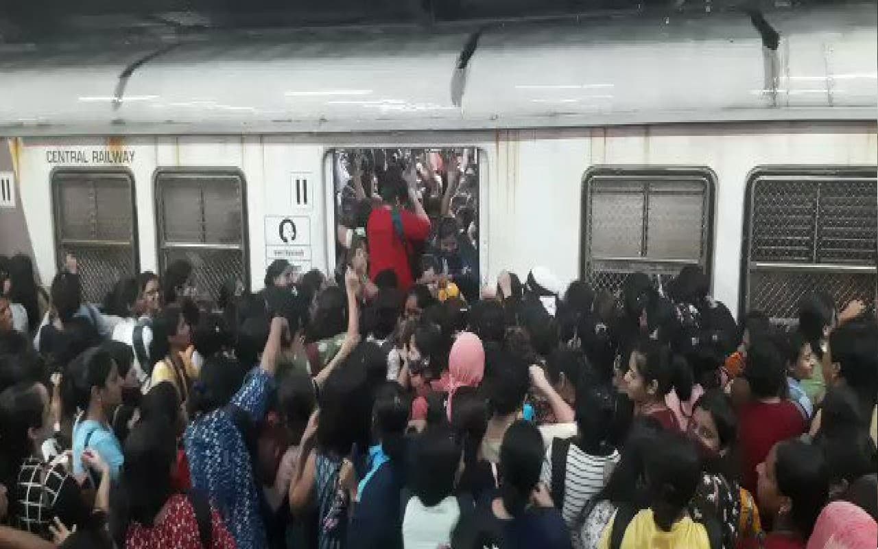 Kolkata Local Train : рдмрд┐рдирд╛ рдЧрд╛рд░реНрдб рдХреЗ рд╣реА рдЪрд▓ рдкреЬреА рд╣рд╛рд╡реЬрд╛-рдмрдВрдбреЗрд▓ рд▓реЛрдХрд▓ рдЯреНрд░реЗрди, рдШрдмрд░рд╛рдХрд░ рдкреНрд▓реЗрдЯрдлреЙрд░реНрдо рдкрд░ рдХреВрджреЗ рдпрд╛рддреНрд░реА