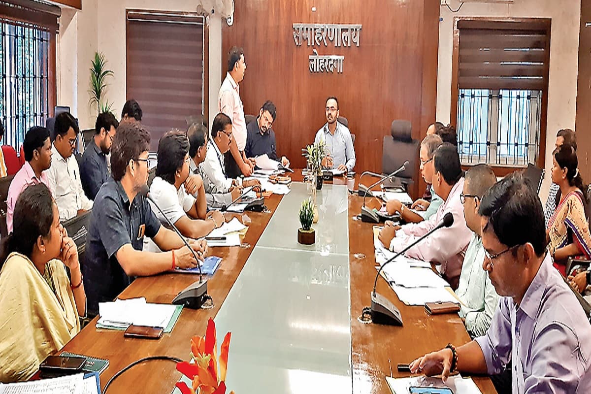 जिला स्तरीय समन्वय समिति की बैठक में बोले लोहरदगा के उपायुक्त- योग्य किसानों को दिलायें KCC का लाभ