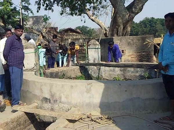 भाई की शादी में आई महिला ने अपने डेढ़ माह के बच्चे के साथ कुएं में कूदकर दी जान, जांच में जुटी पुलिस भाई की शादी में आई महिला ने अपने डेढ़ माह के बच्चे के साथ कुएं में कूदकर दी जान, जांच में जुटी पुलिस