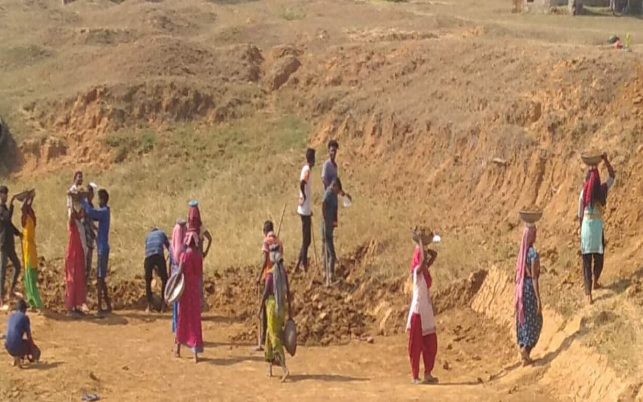 Bihar News: मनरेगा में रोजगार की गारंटी, लेकिन मजदूरी की नहीं, जानें मधुबनी के मजदूरों की परेशानी