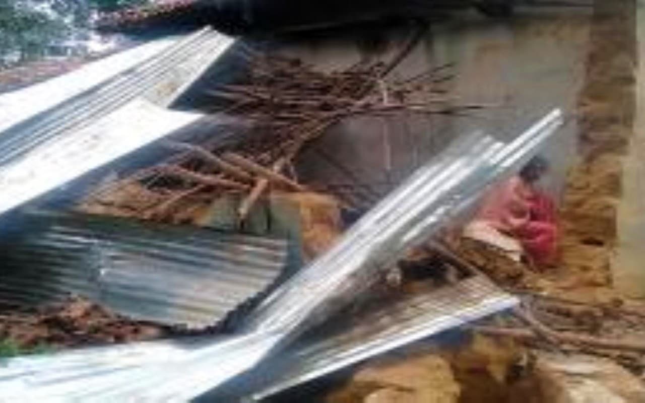 लोहरदगा में घूम रहा 35 हाथियों का झुंड, मकान को किया ध्वस्त, फसल को रौंदा, ग्रामीण कर रहे रतजगा