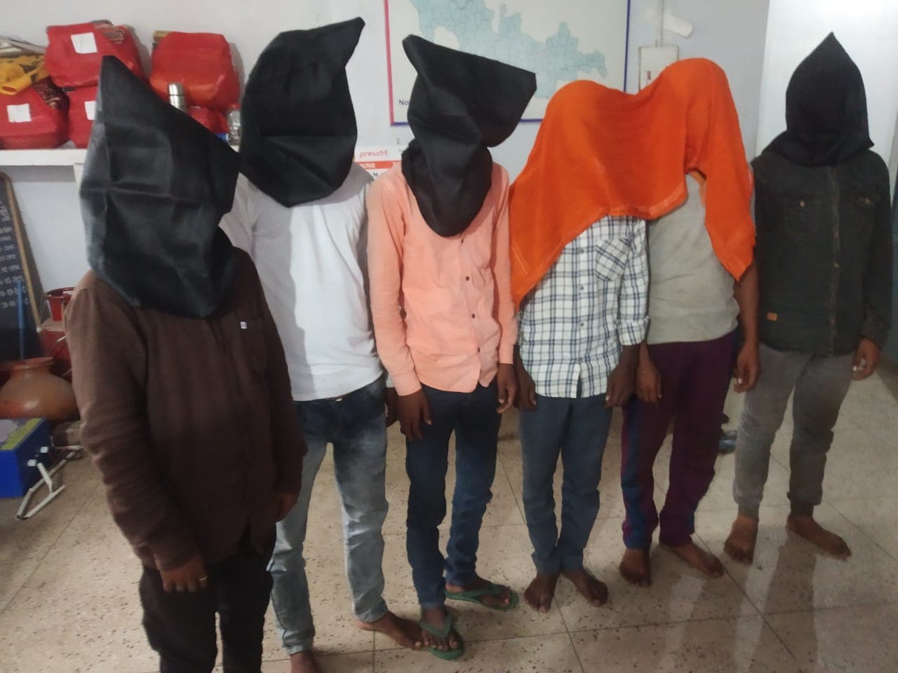 Jharkhand Crime News : 23 अवैध गौवंशीय पशु लदे दो वाहन जब्त, 6 पशु तस्करों को पुलिस ने भेजा जेल Jharkhand Crime News : 23 अवैध गौवंशीय पशु लदे दो वाहन जब्त, 6 पशु तस्करों को पुलिस ने भेजा जेल
